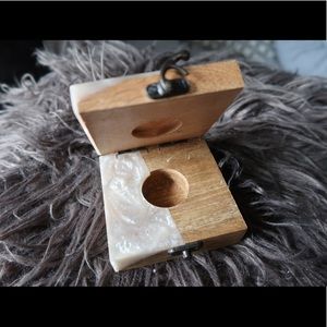 Wedding/engagement ring holder